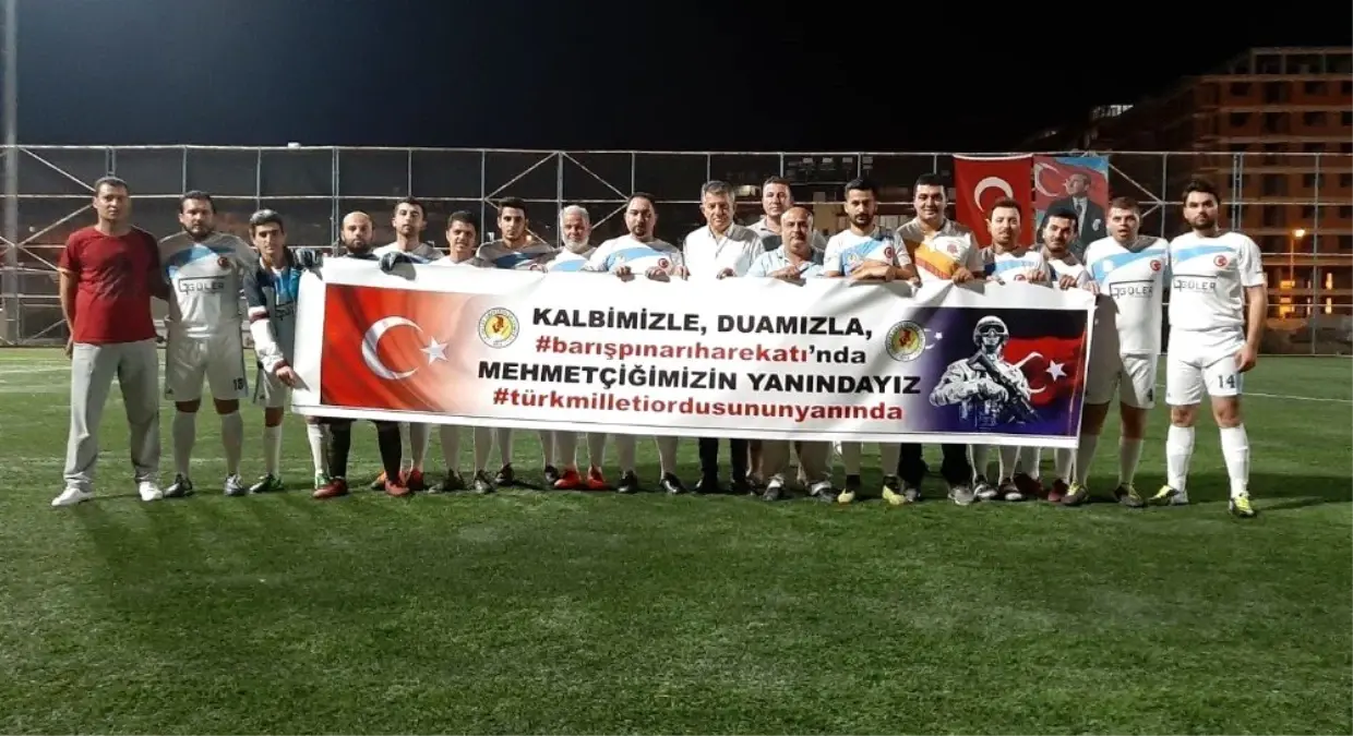 Futbol turnuvasında Barış Pınarı Harekatına pankartlı destek