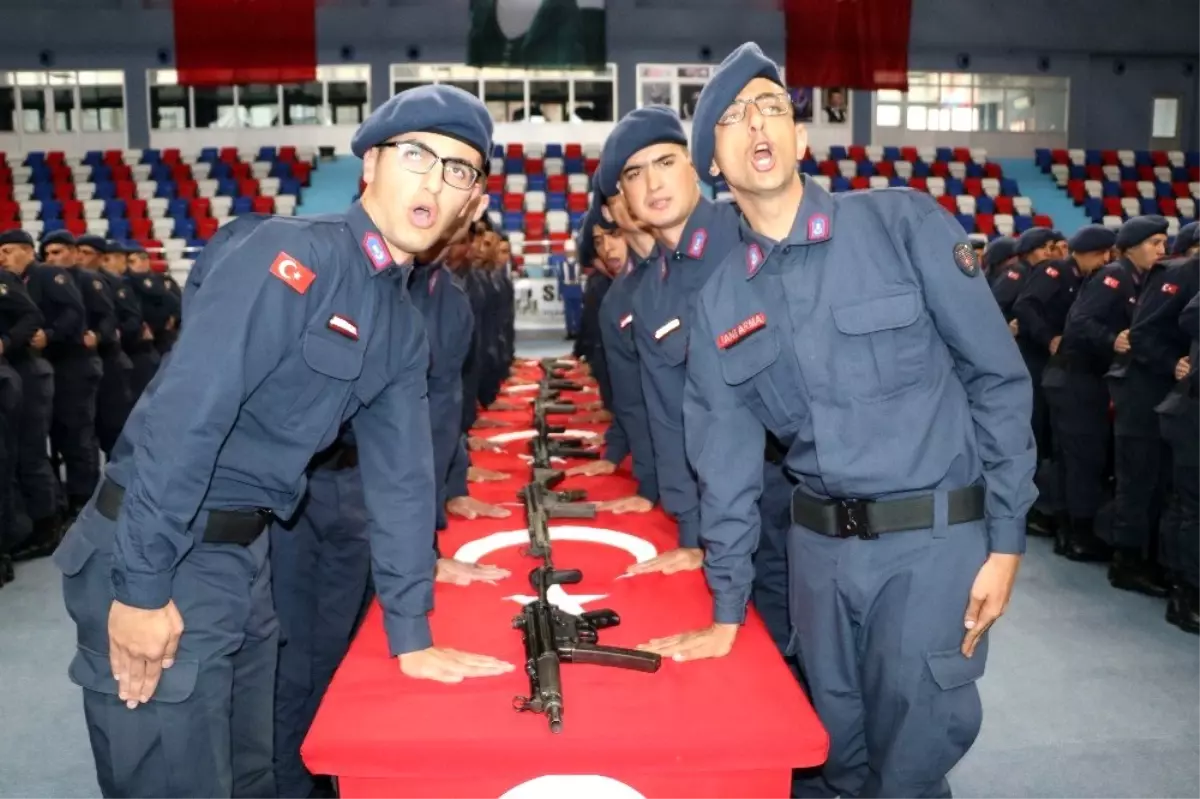 Jandarma, "Karşınızda korkusuz Mehmetçik var" diye yemin etti