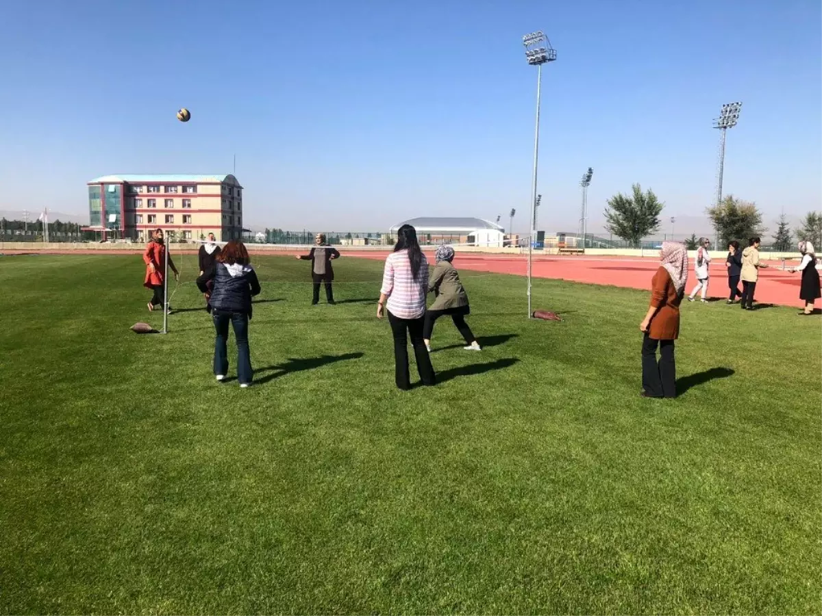 Kadın çalışanlar voleybol oynayarak mesailerine başladı