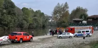 Kalabalığı görüp geldi, otomobilin ırmağa düştüğünü gördü