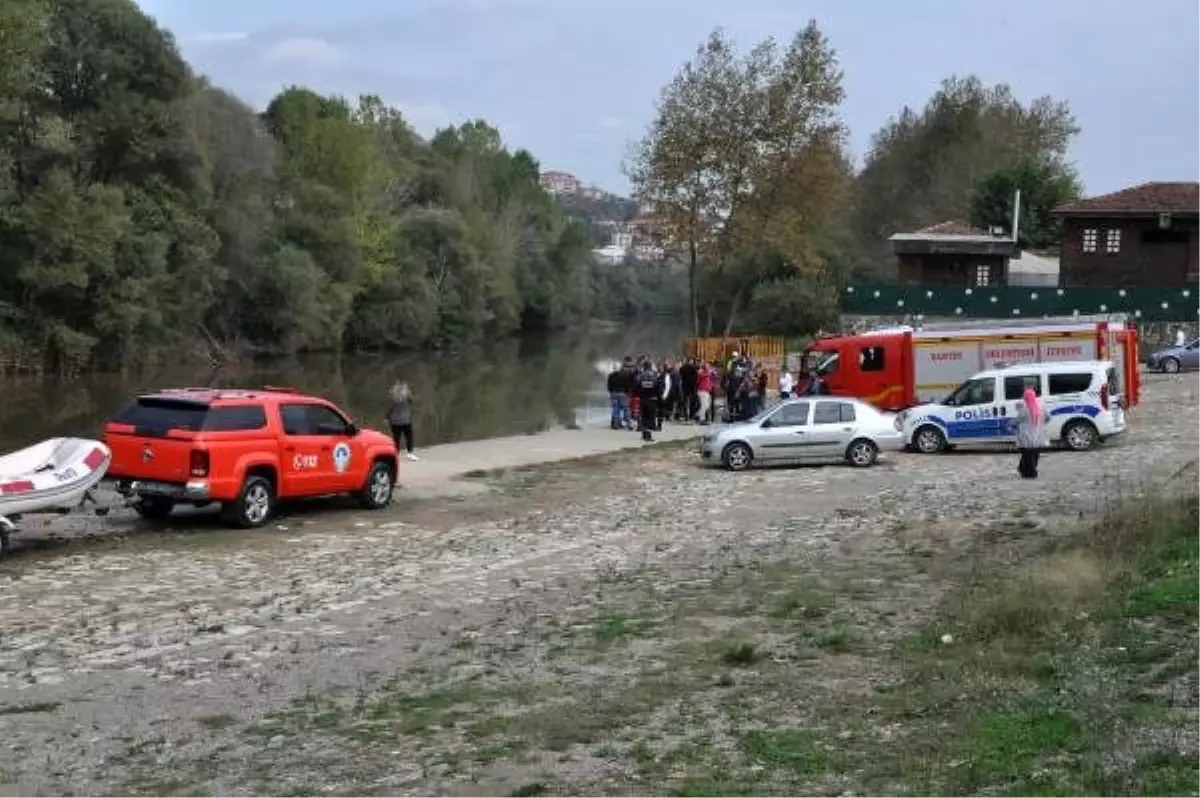 Kalabalığı görüp geldi, otomobilin ırmağa düştüğünü gördü