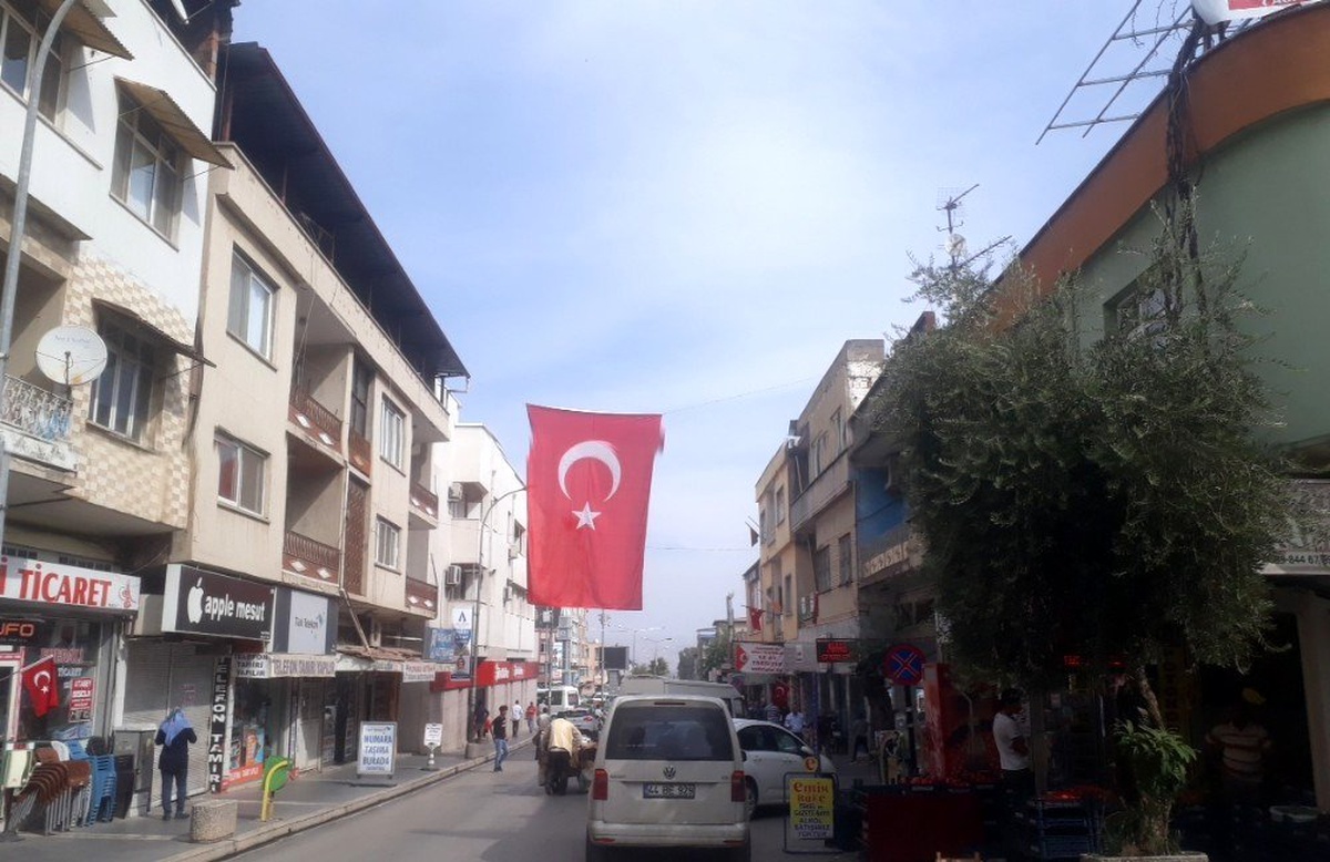 Kırıkhan\'da iş yerleri ve evler Türk bayraklarıyla donatılıyor