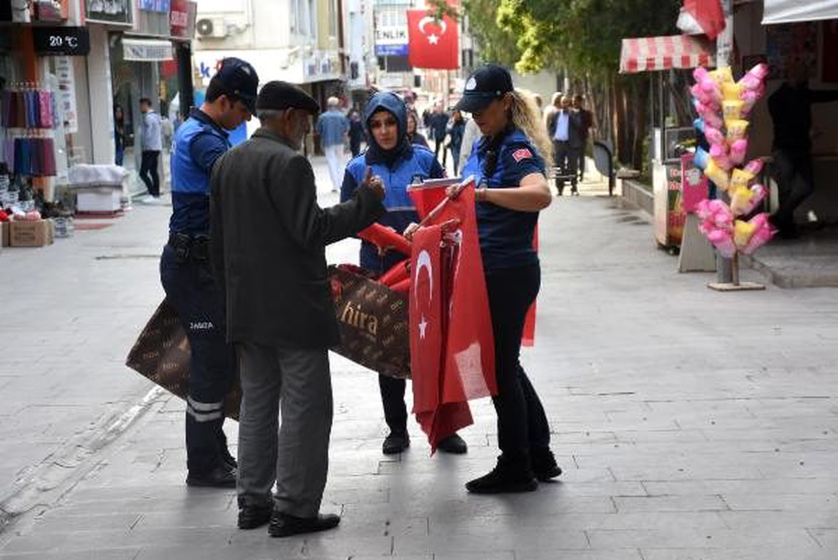 Kırıkkale\'de vatandaşlara türk bayrağı dağıtıldı