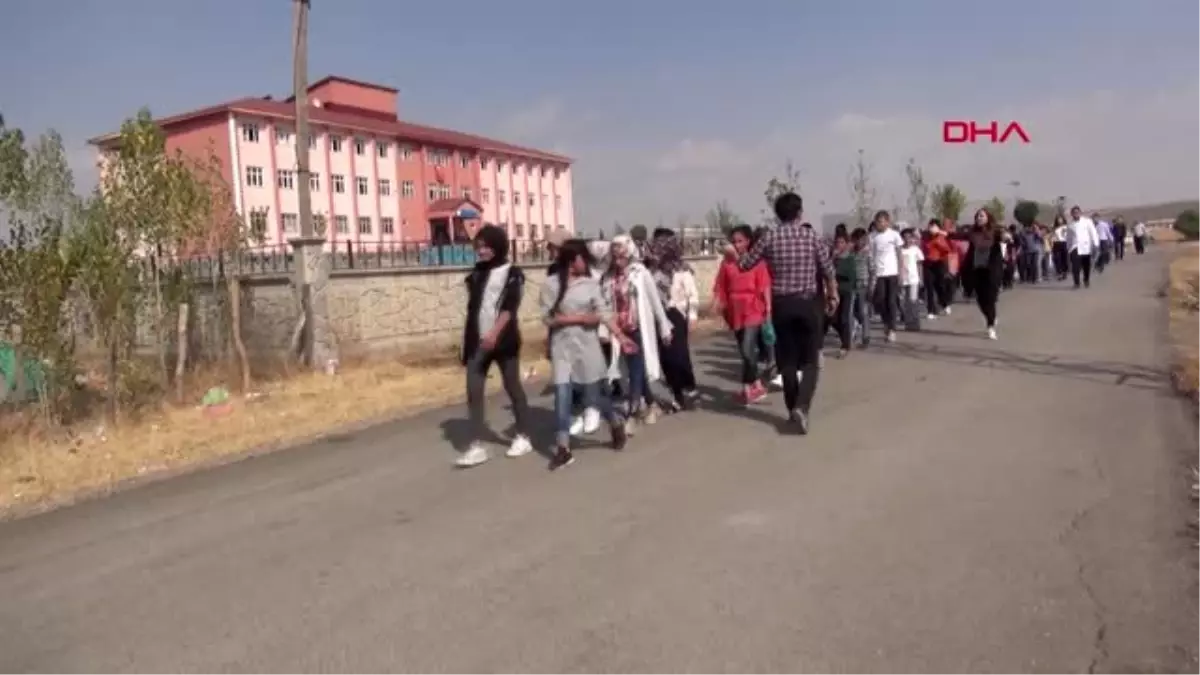 Muş öğrenci ve öğretmenler, beldeyi baştan sona temizledi