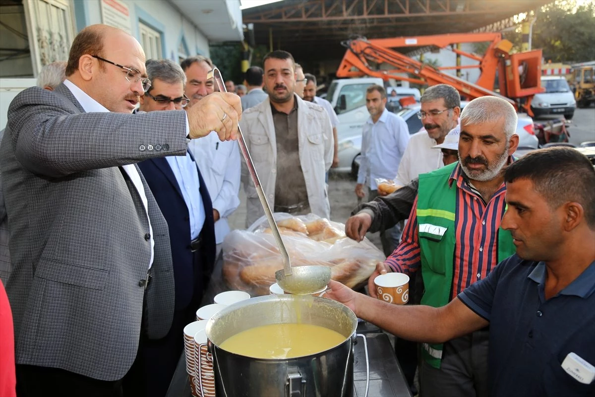 Nizip Belediye Başkanı Sarı, işçilerle çorba dağıttı