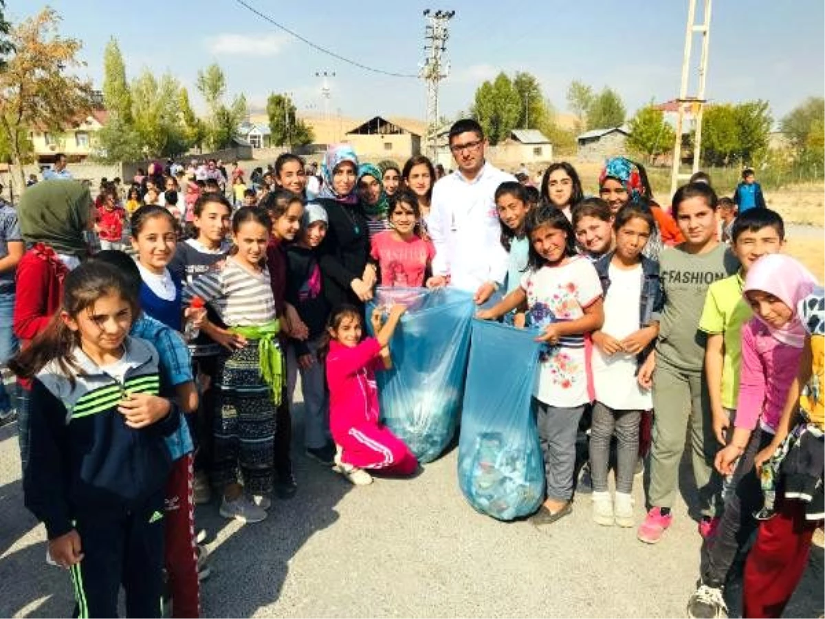 Öğrenci ve öğretmenler, beldelerini baştan sona temizledi