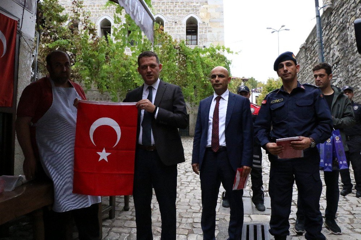 Osmanlı kentinde Mehmetçik\'e destek için Türk bayrağı dağıtıldı