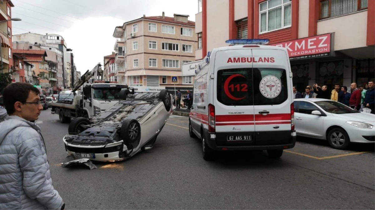 Park halindeki otomobilin lastiğine çarpıp takla attı