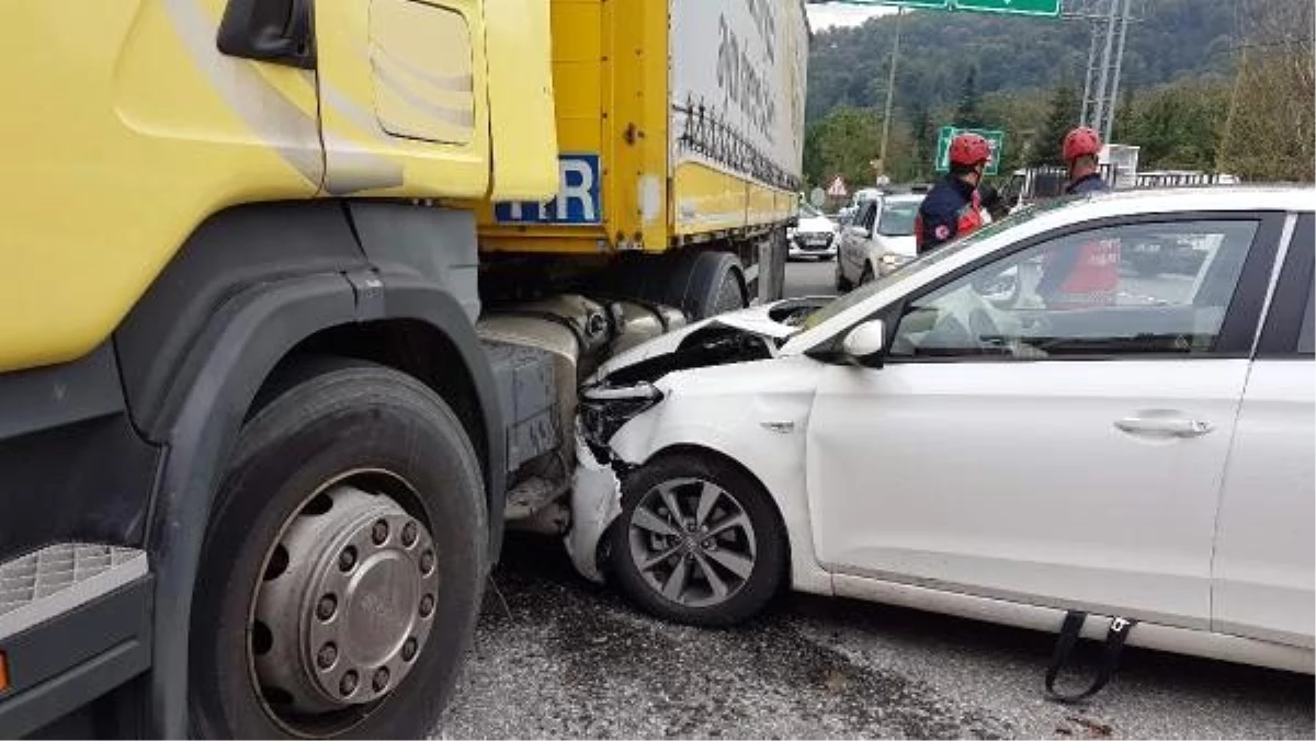 Sapanca\'da 3 araç çarpıştı: 5 yaralı