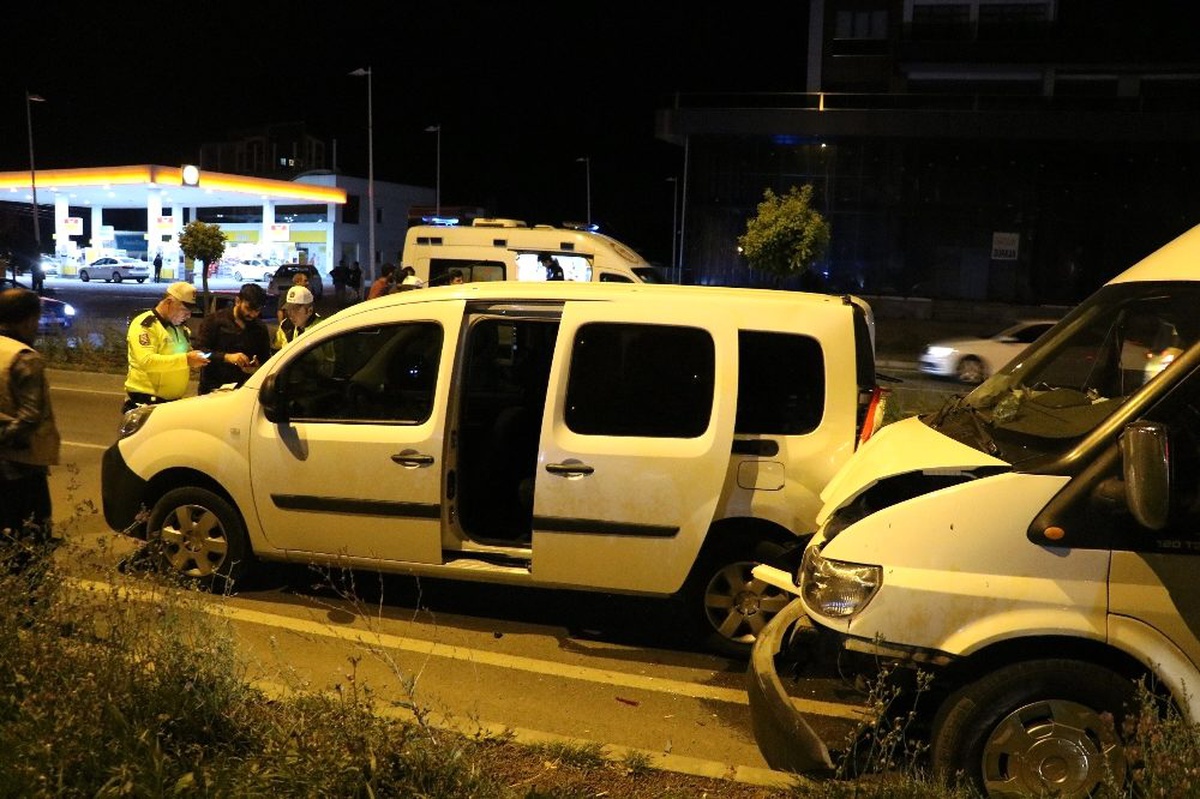 Sivas\'ta trafik kazası: 2\'si polis 3 yaralı