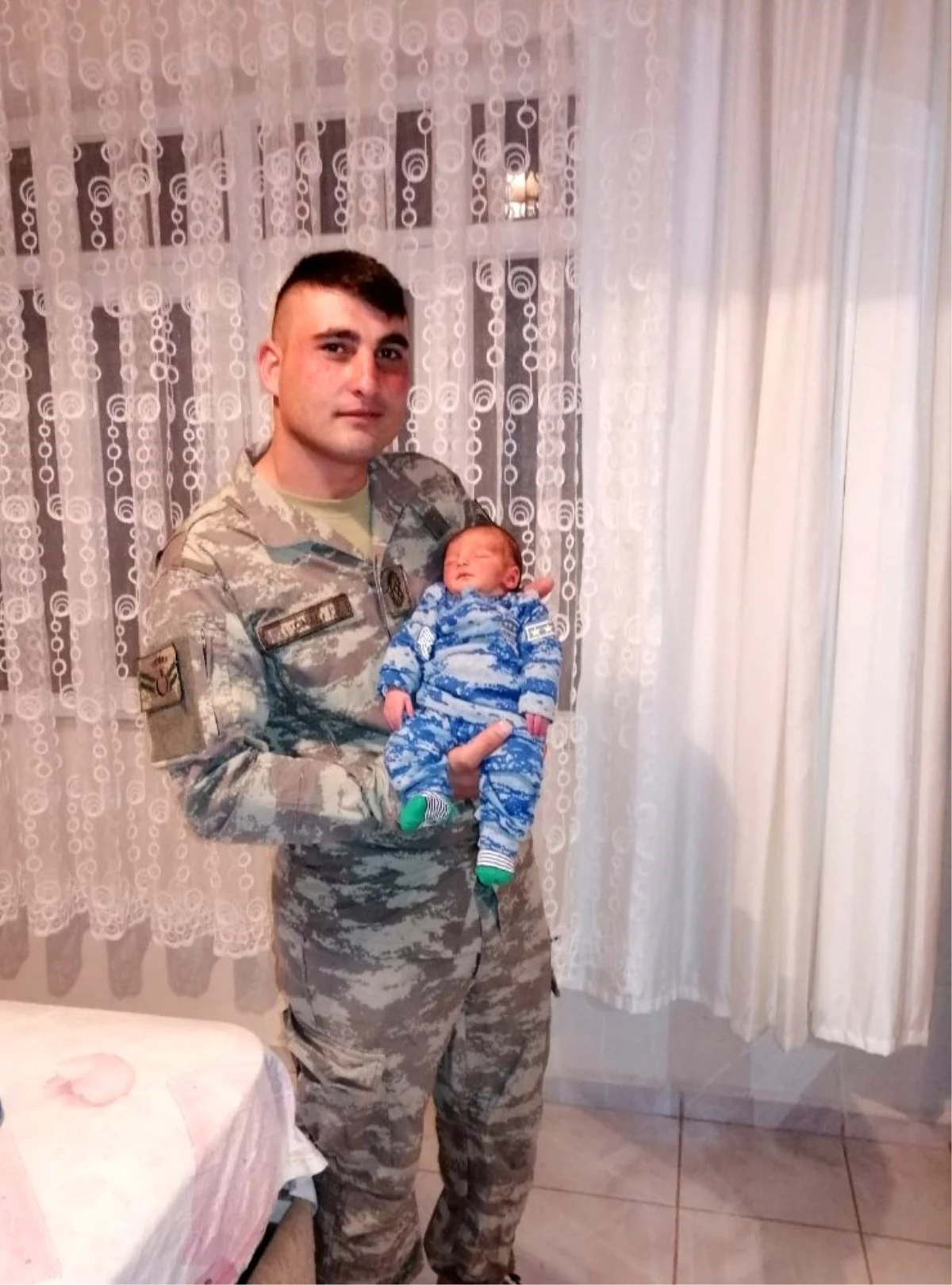 Suriye\'de görevli asker yeni doğan oğlunu görüp döndü