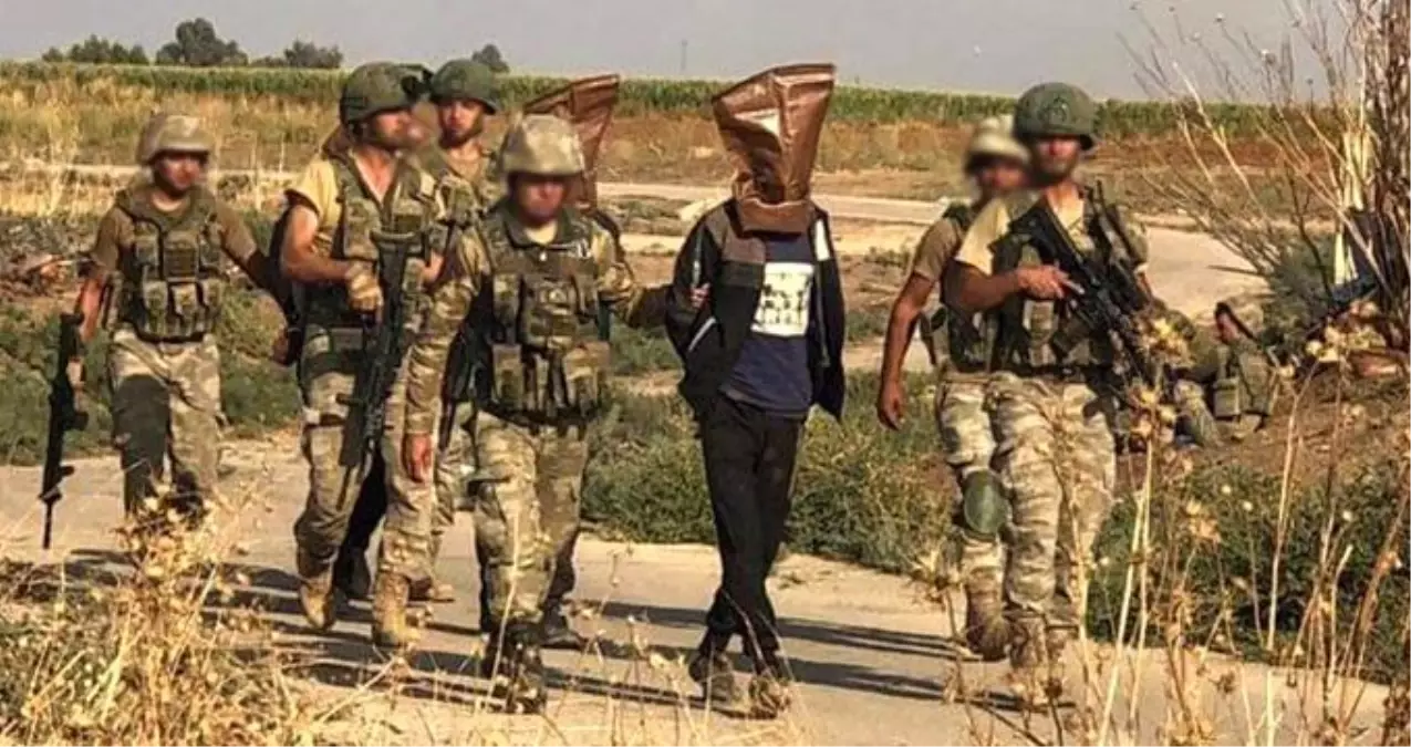 Suriye\'de yakalanan teröristlerin başına çuval geçirildi
