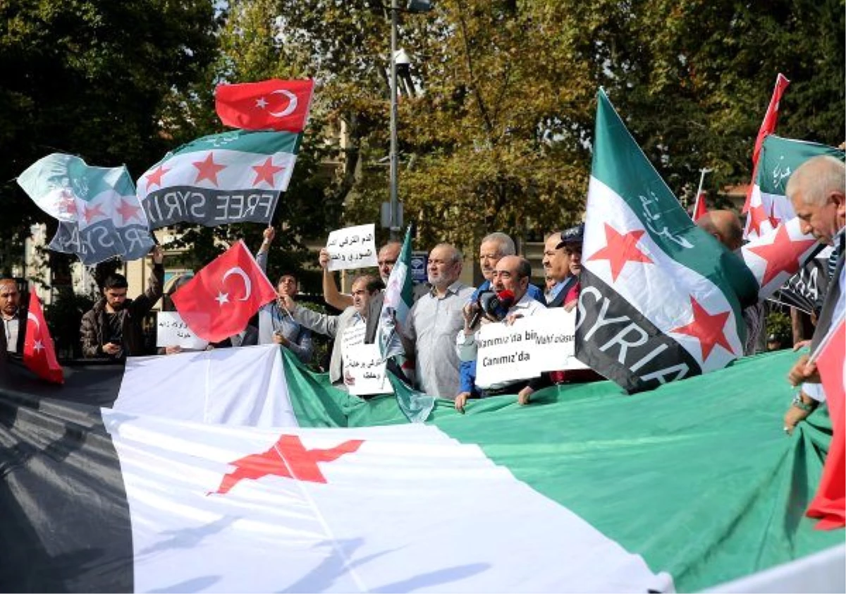 Suriyeliler, Barış Pınarı Harekatı\'na destek için toplanıp slogan attı