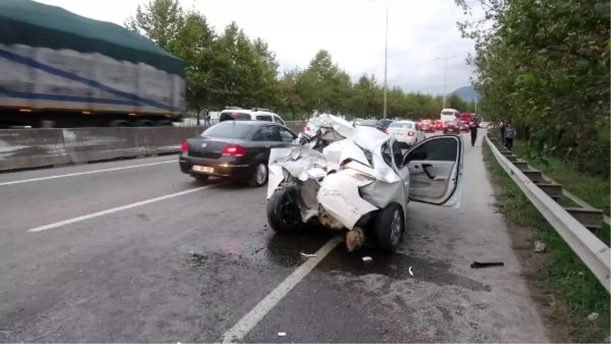 Sürücü rahatsızlanan otobüsü, bariyerlere çarptıran muavin durdurdu