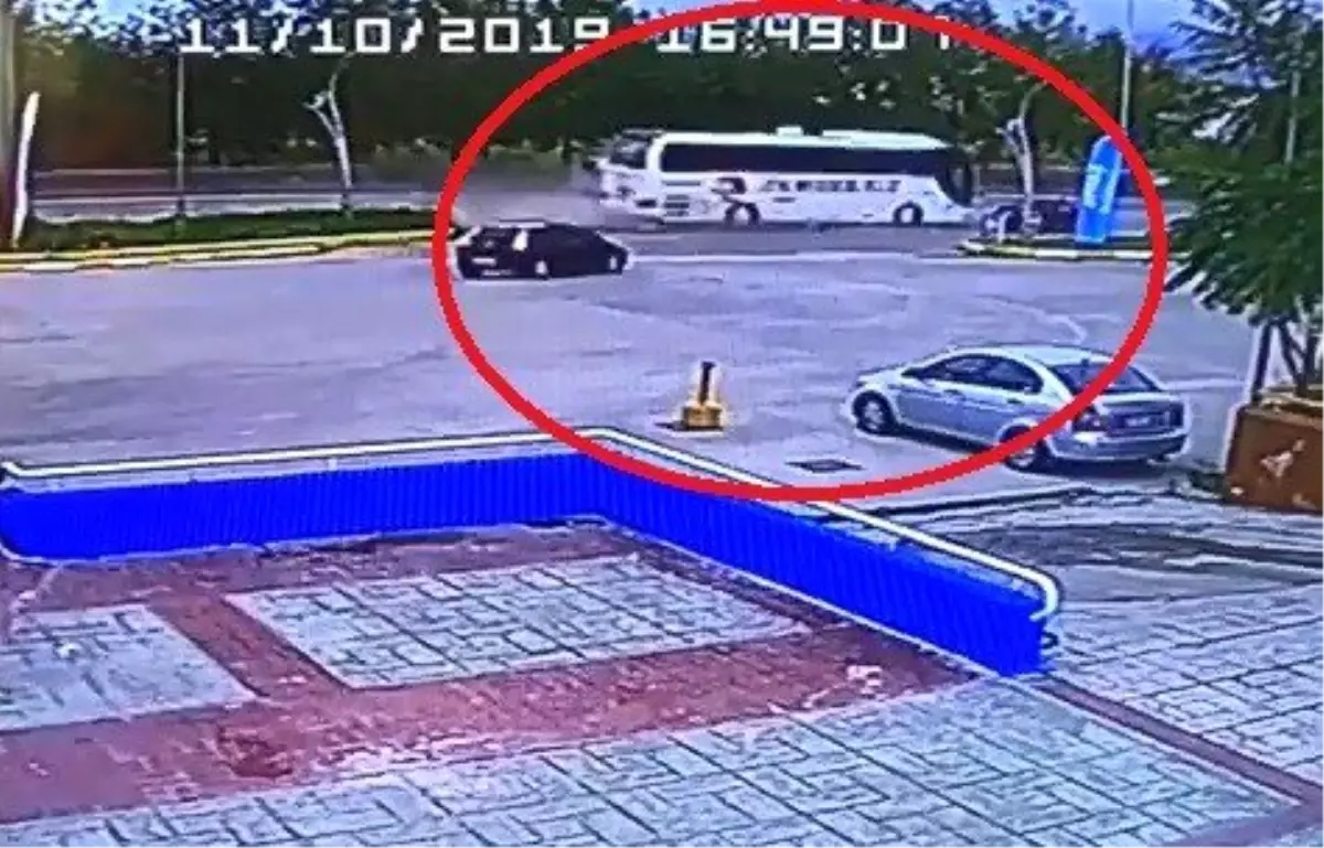 Sürücüsü fenalaşan yolcu otobüsü otomobili biçti: 1\'i ağır 3 yaralı