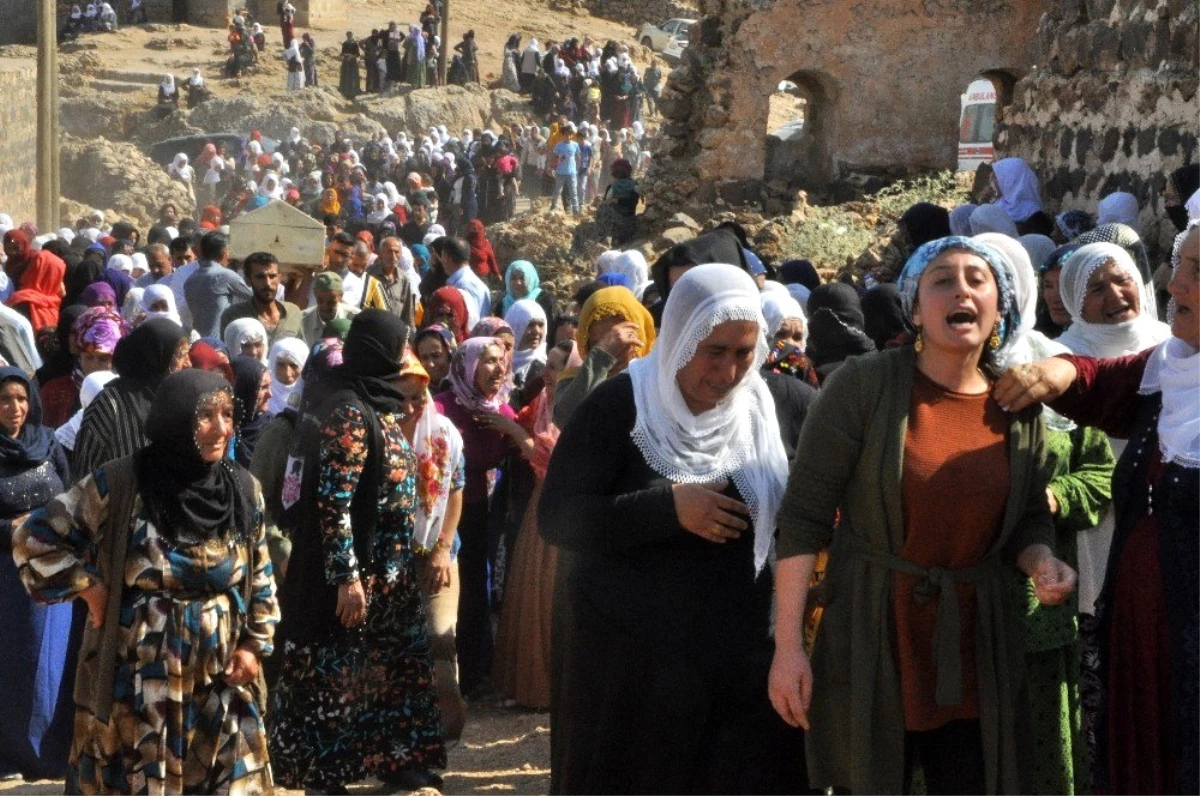 Teröristlerin havan toplu saldırısı sonucu şehit olan anne ve iki kızı yan yana toprağa verildi
