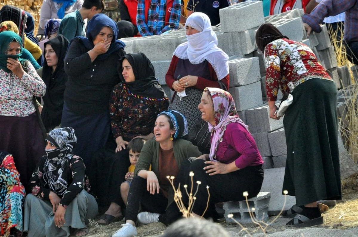 Teröristlerin saldırısı sonucu şehit olan anne ve iki kızı yan yana toprağa verildi