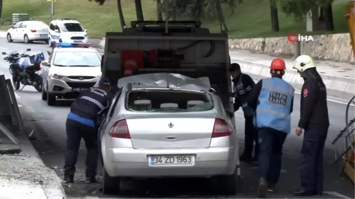 Tırın üzerinde bulunan vinç otomobilin üzerine devrildi