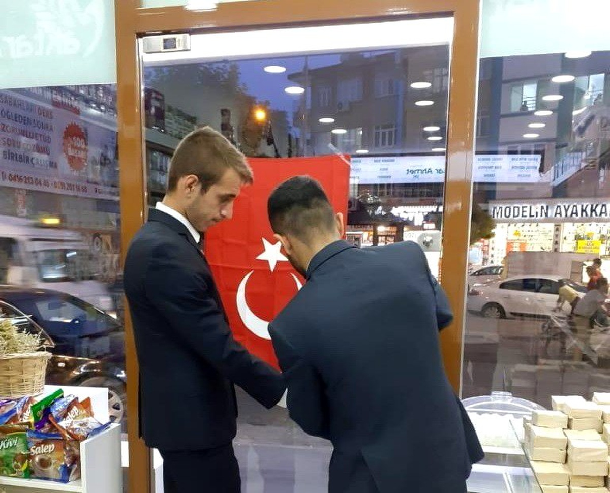 Adıyaman Ülkü Ocakları esnaflara Türk Bayrağı dağıttı