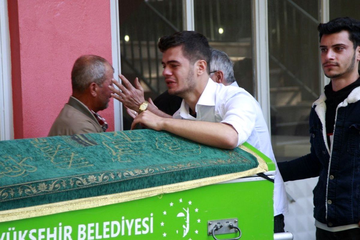 Almanya\'da ölü bulunan genç Bursa\'da toprağa verildi