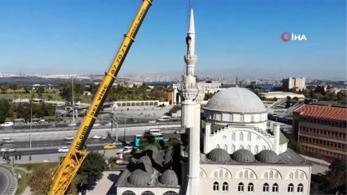 Avcılar\'da hasarlı minarenin sökülme anı havadan görüntülendi