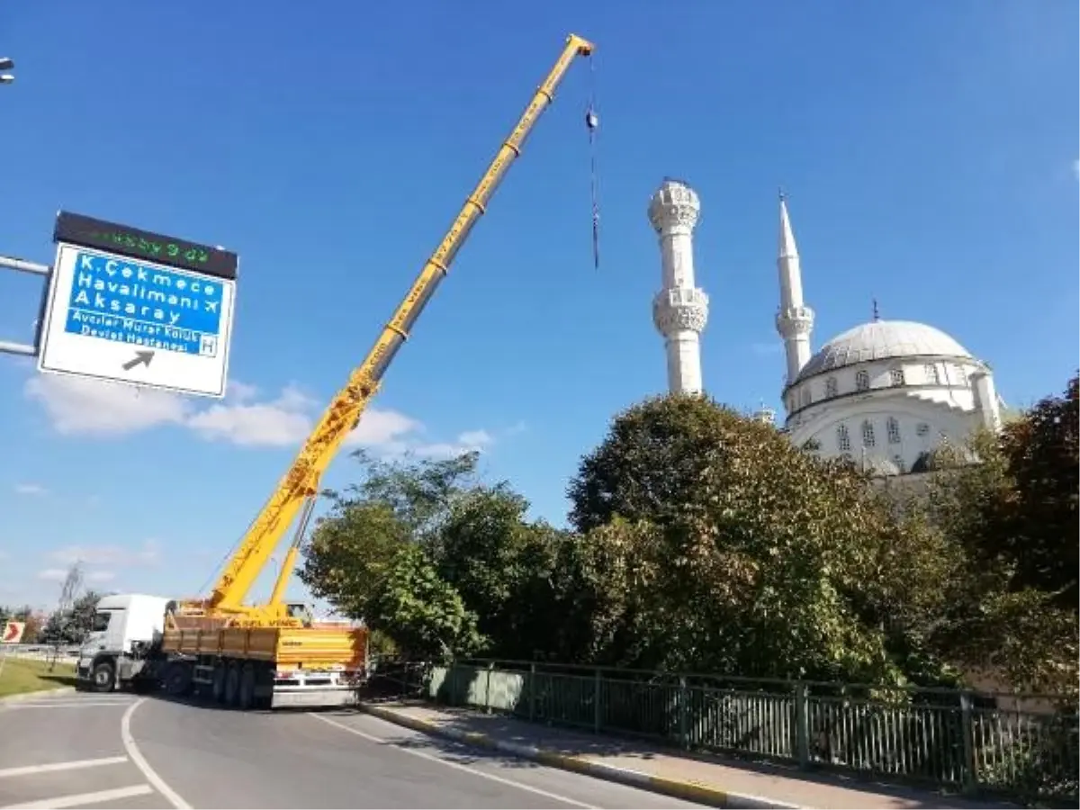 Avcılar\'da yıkılan minarenin geri kalan kısmı kaldırılıyor (1)