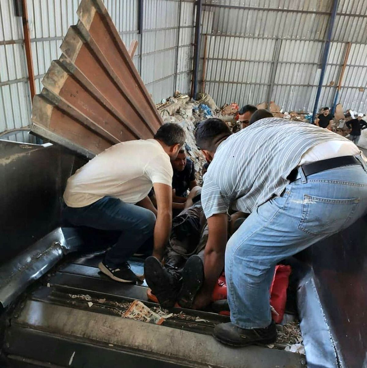 Bacağı çöp öğütücü makineye sıkıştı, ekipler seferber oldu