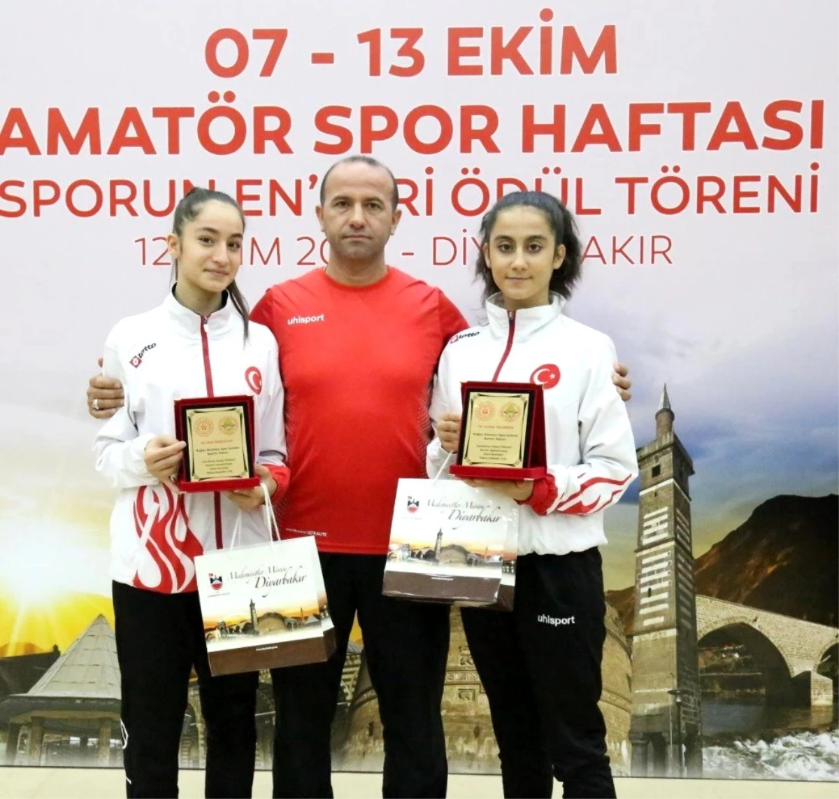 Bağlar Belediyespor\'un Milli Karatecilerine "Yılın Enleri " ödülü