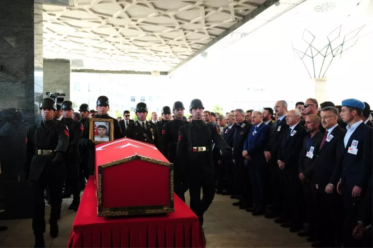 Barış Pınarı Harekâtı\'nın ilk asker şehidi son yolculuğa uğurlandı