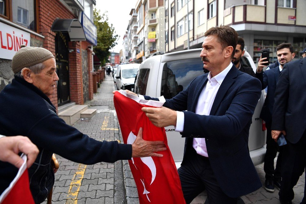 Barış Pınarı Operasyonuna destek için Türk Bayrağı dağıtıldı