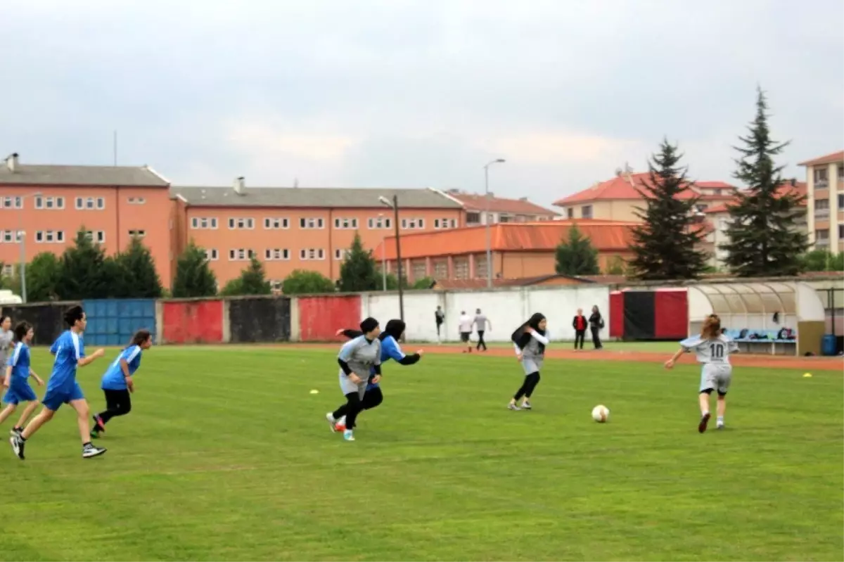 Bartın\'ın ilk kadın futbol takımı sahaya indi