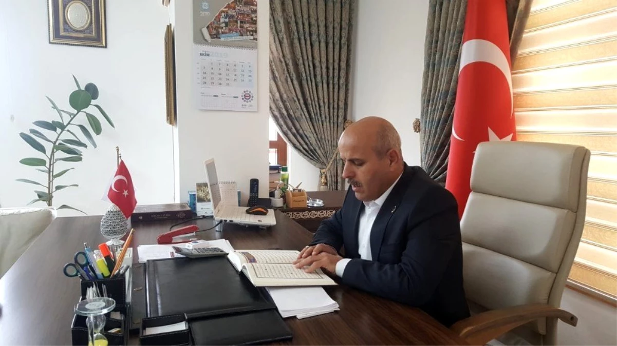 Belediye başkanı makamında Mehmetçik için fetih suresi okudu