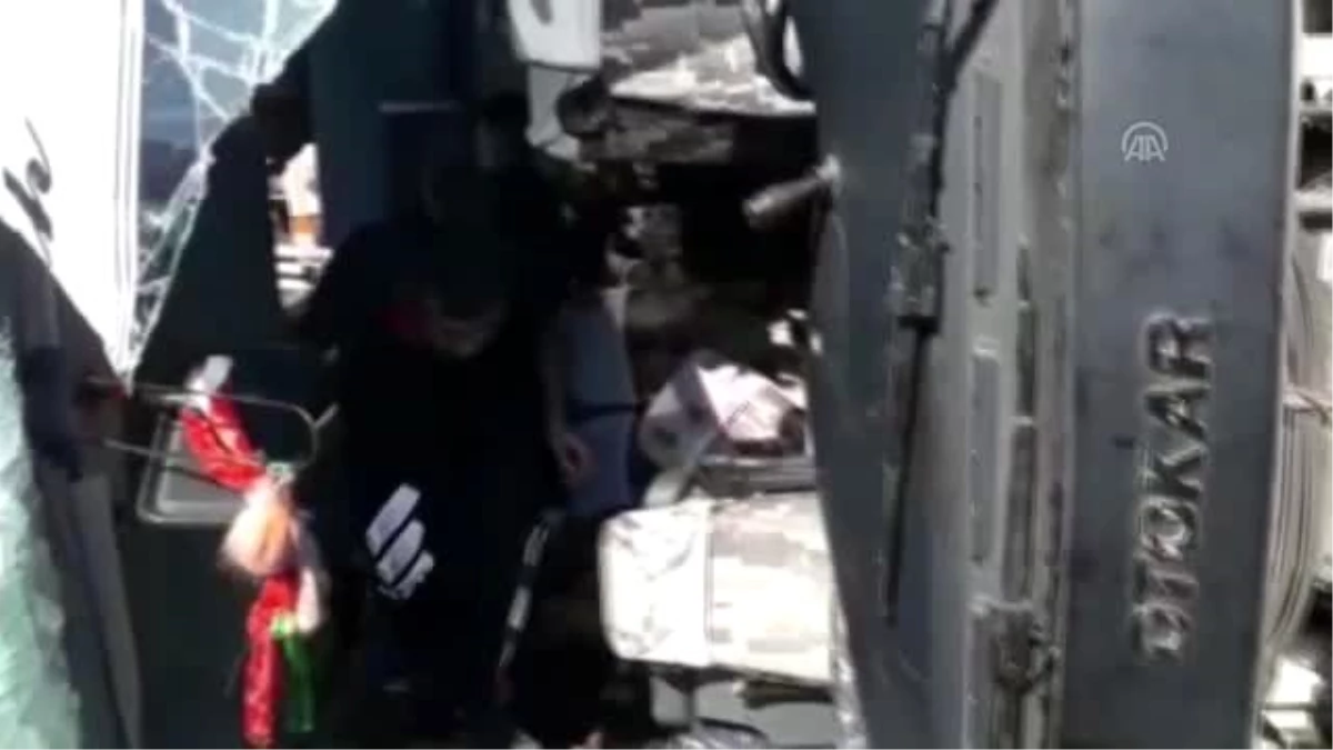 Bingöl\'de yolcu midibüsü devrildi: 25 yaralı