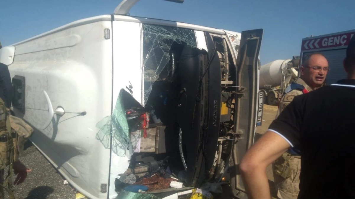 Bingöl\'de yolcu taşıyan midibüs devrildi: 29 yaralı