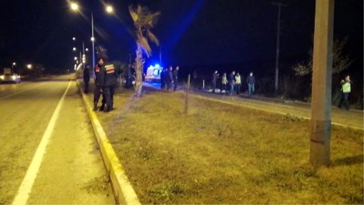 Çanakkale\'de, yol kenarında otobüs beklerken otomobilin çarptığı 3 kadın, öldü
