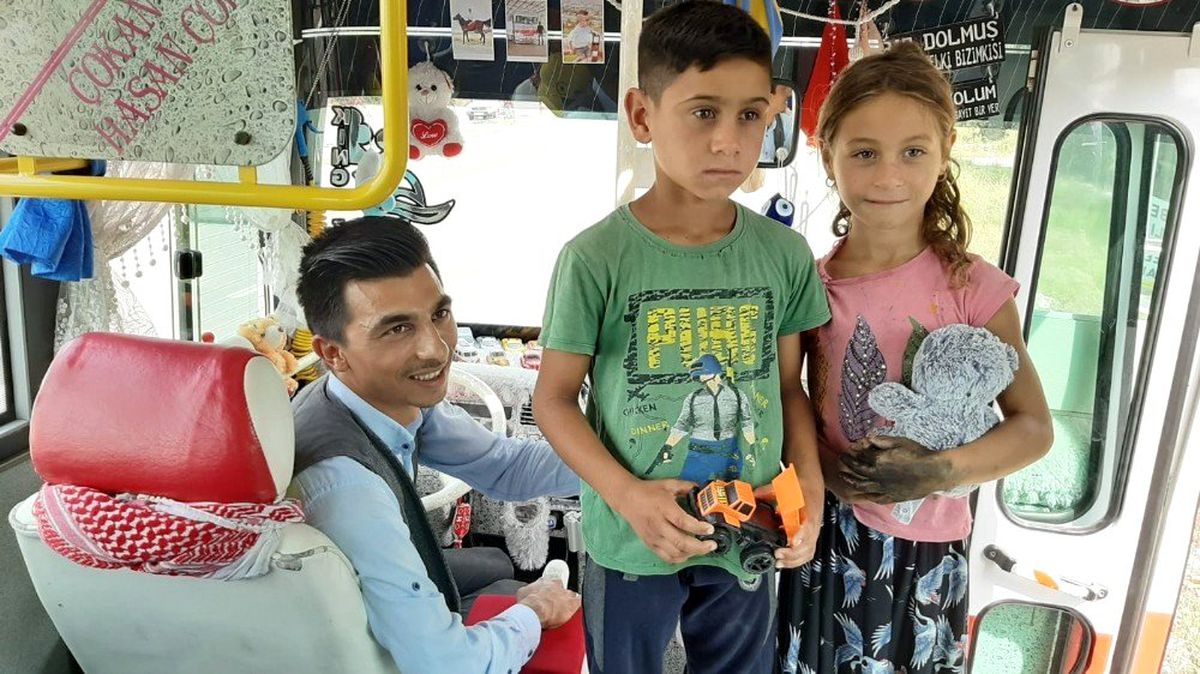 Çocukken hiç oyuncağı olmadı, çocuklar için dolmuşunu oyuncakçıya çevirdi