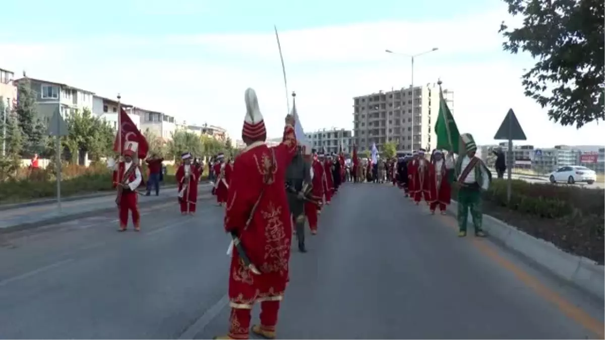 Darüşşifalı öğrenciler Mehmetçik için yürüdü