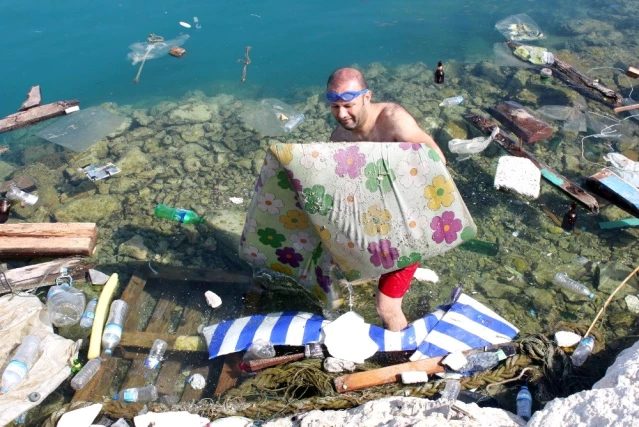 Mersin'de Denizde Bir Kamyon Çöp Çıktı