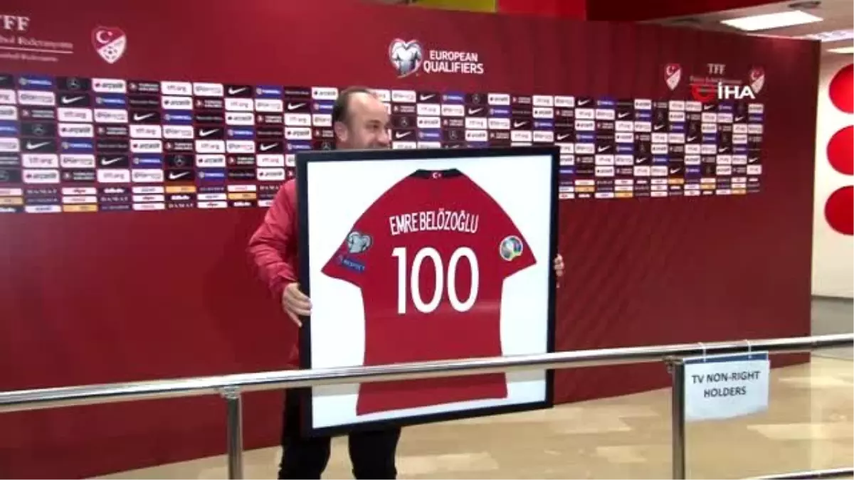 Emre Belözoğlu\'na 100. maç hediyesi