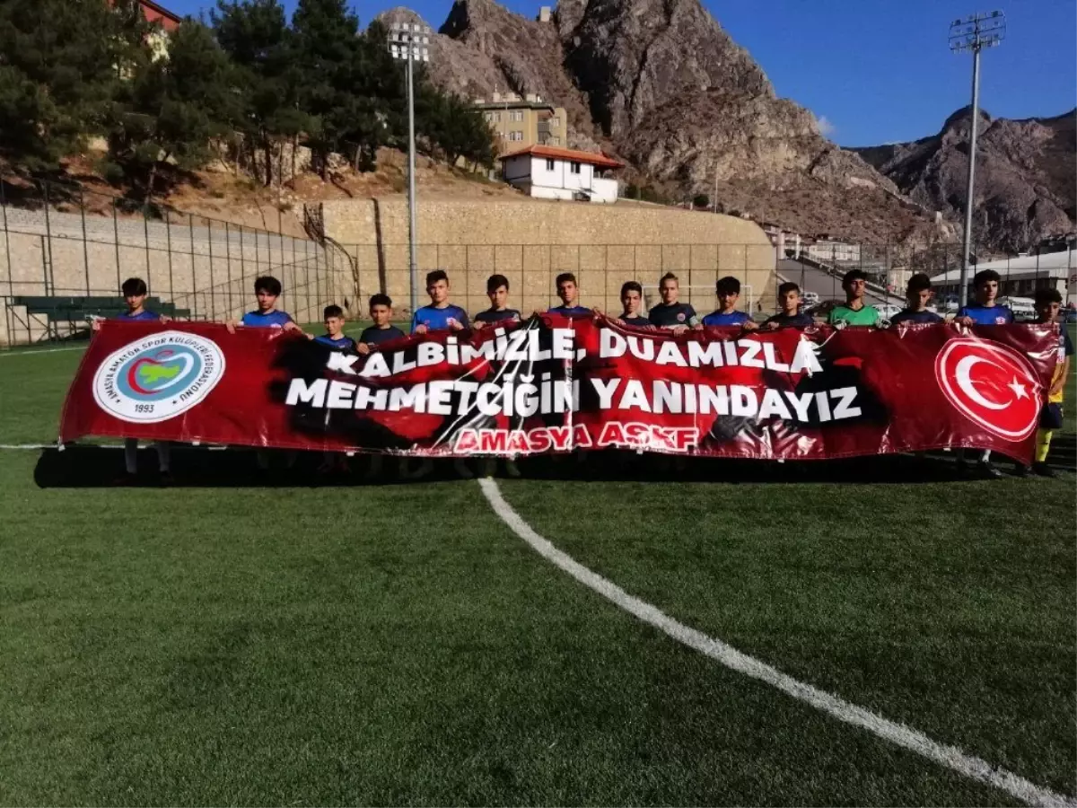 Futbolculardan Mehmetçiğe pankartlı destek