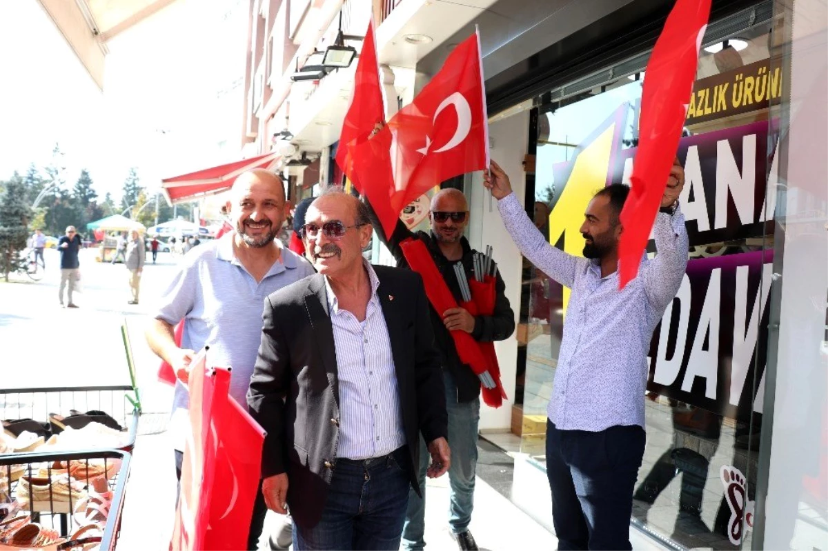 Gazeteciler, Barış Pınarı Harekatı\'na destek için esnafa Türk bayrağı dağıttı