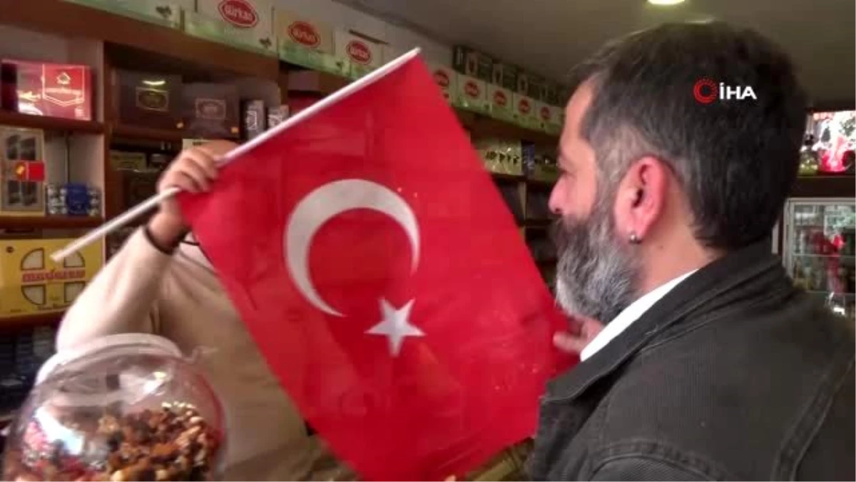 Gazeteciler Barış Pınarı Harekatı\'na destek için esnafa Türk bayrağı dağıttı