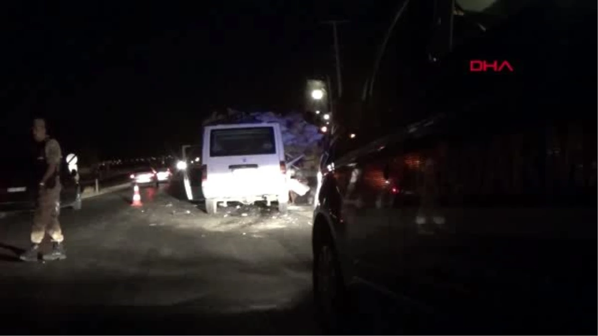 Gaziantep minibüs, traktörün römorkuna çarptı: 5 yaralı