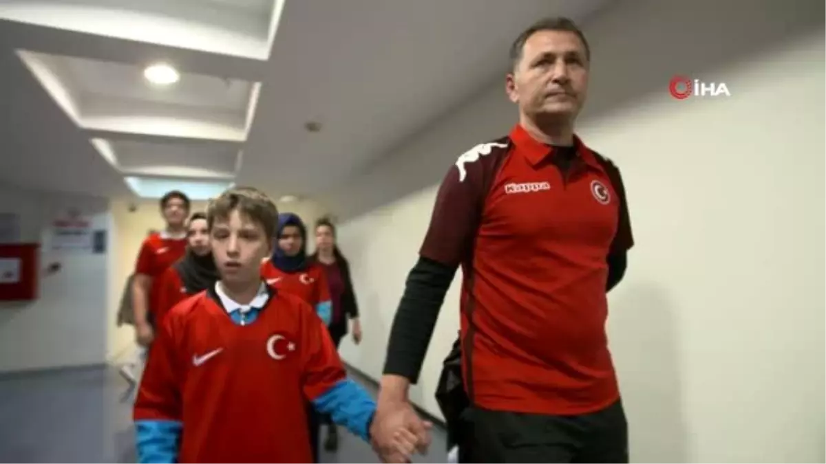 Görme engelli çocuklar milli maç heyecanını canlı sesli betimlemeyle yaşadı