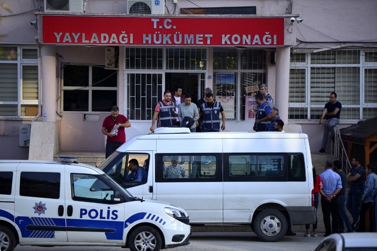 Gümrükte rüşvet operasyonunda 3 kişi tutuklandı
