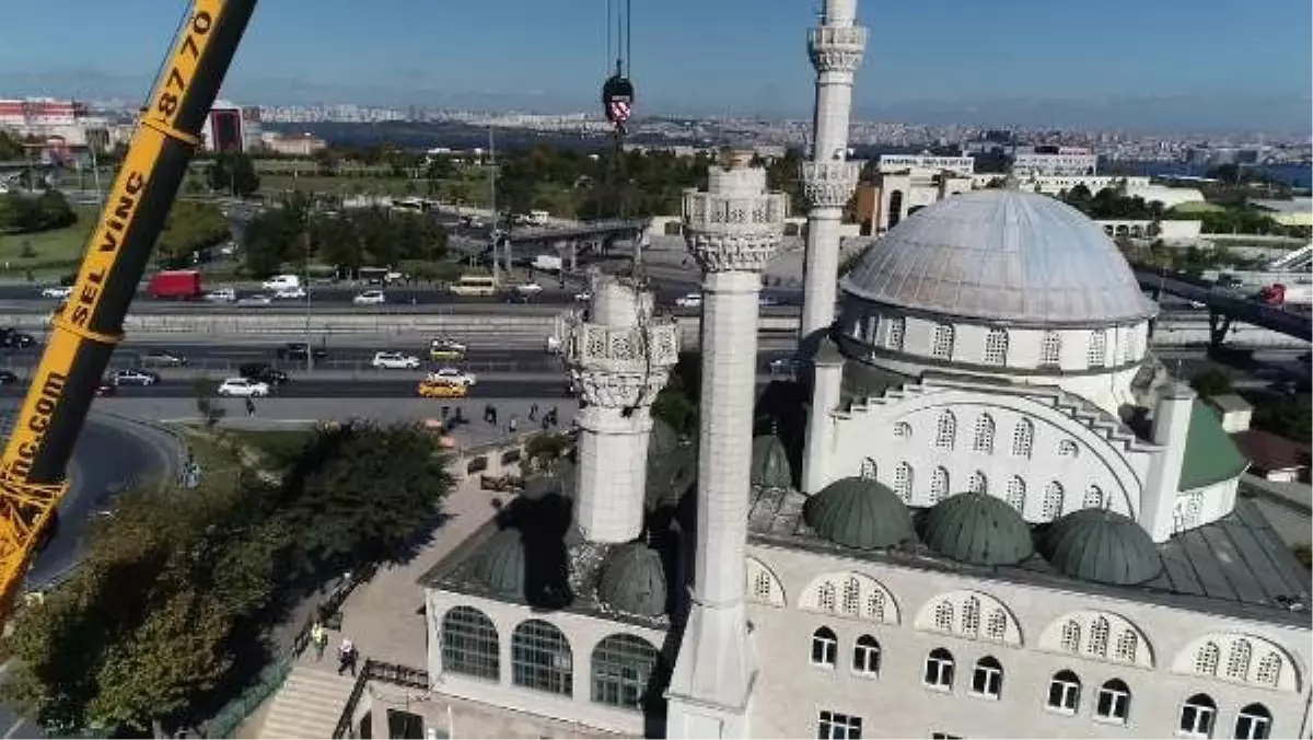 (Havadan fotoğrafla) Avcılar\'da depremde yıkılan minarenin ilk parçası söküldü