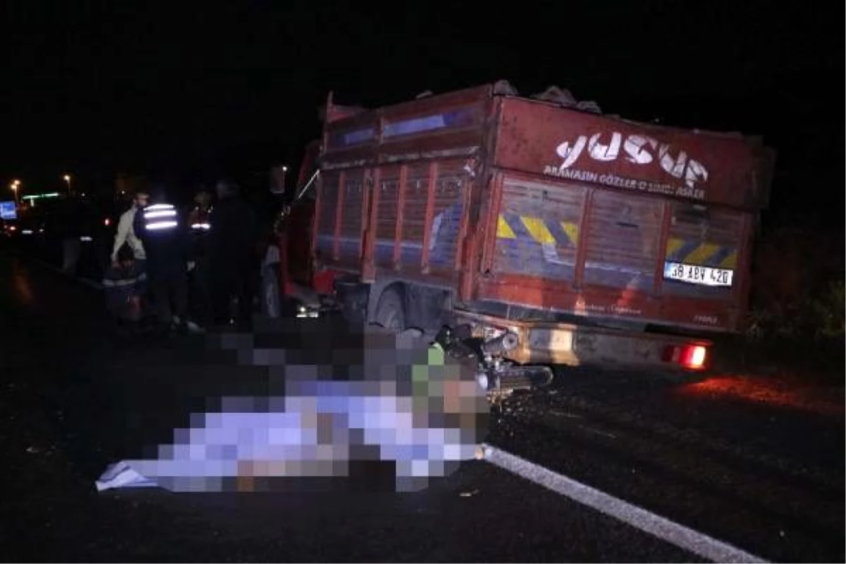 Kayseri\'de motosiklet, kamyona çarptı: 2 ölü