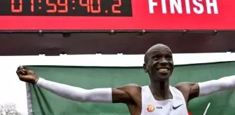 Kenyalı atlet Eliud Kipchoge tarihe geçti