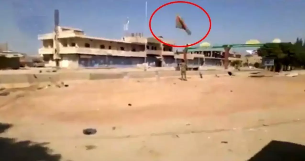 Kontrol altına alınan Resulayn şehir merkezinin girişindeki terör örgütü YPG\'nin sözde bayrakları indirildi