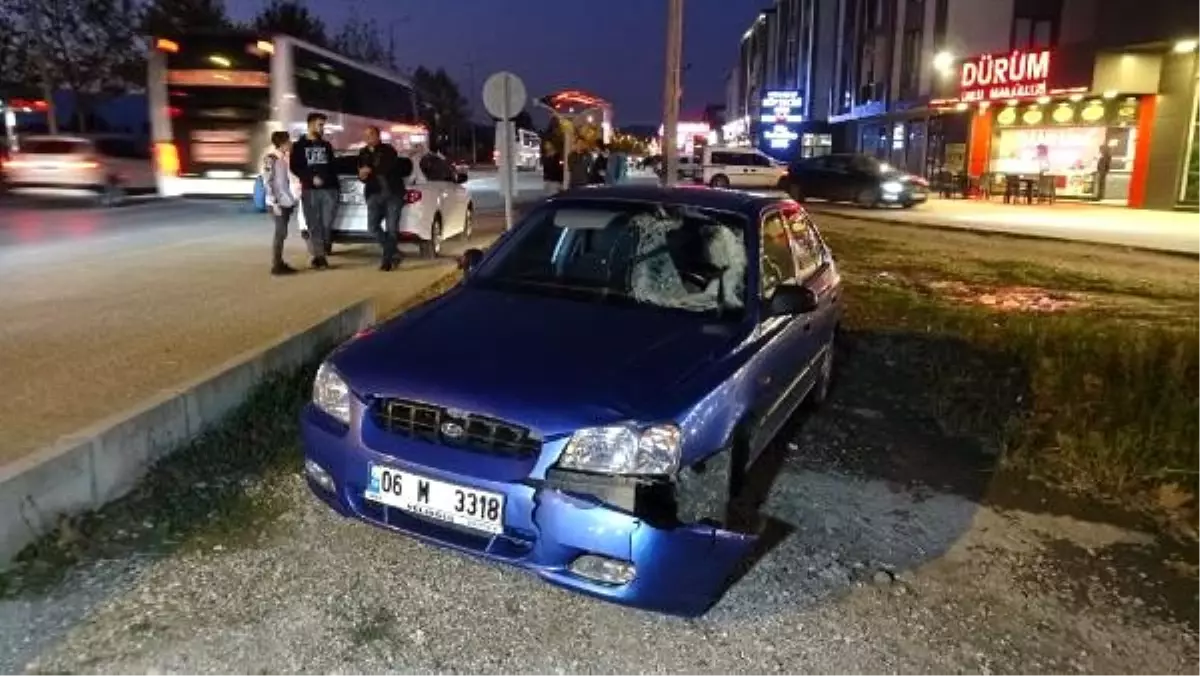 Köpeklerden kaçarken otomobil çarpan genç yaralandı